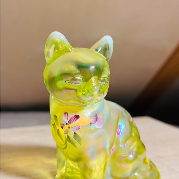 Sold!! Fenton Glass Hand Painted Topaz Opalescent Vaseline Glass Cat - Picture 3 of 8